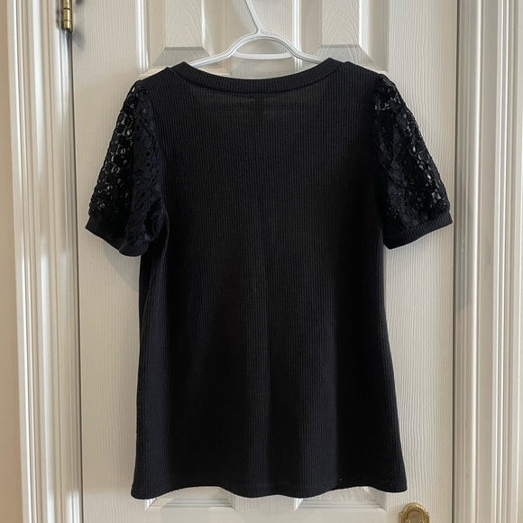 Black top with lace sleeves - Picture 4 of 4